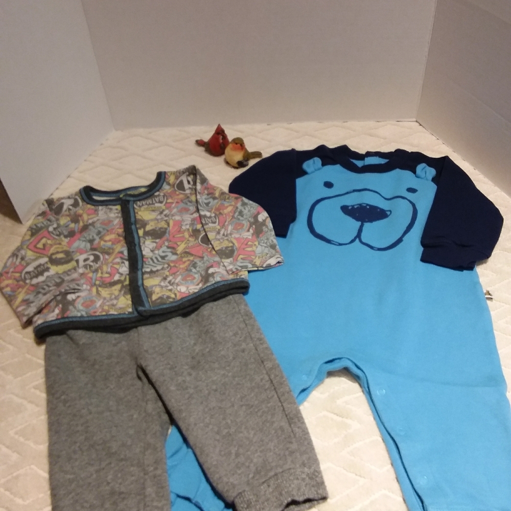 🦋2/$25  Bundle- 3 pieces- DC comics/Gap
